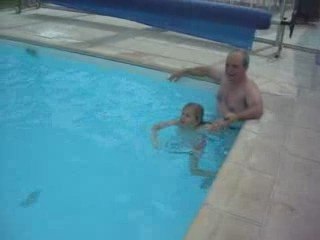 Maëlis apprend à nager