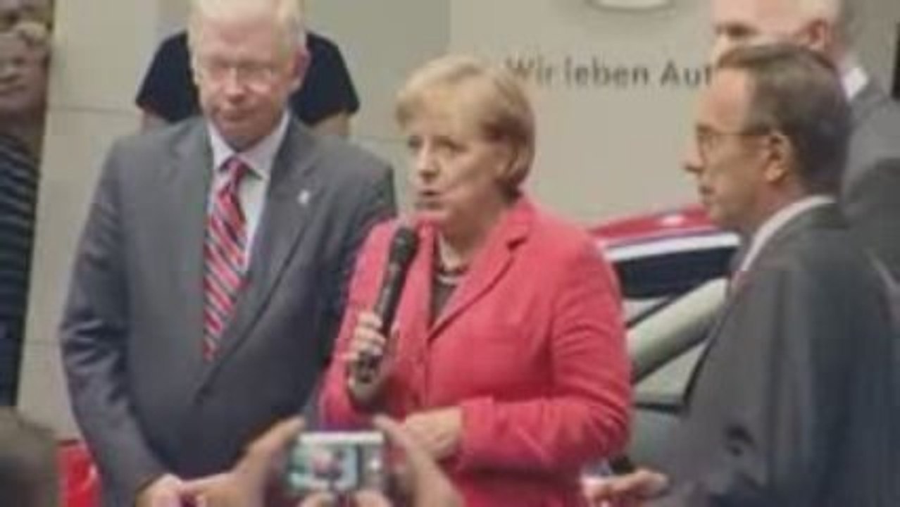Angela Merkel auf dem Opel Stand