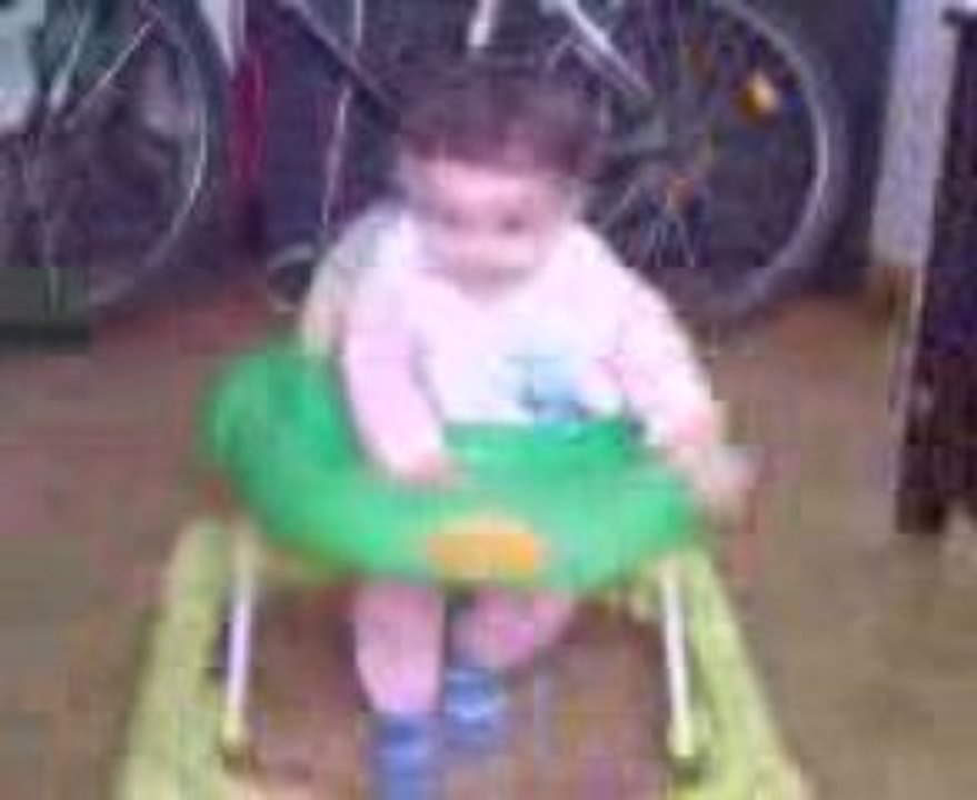 28 sept 1009 : Je marche avec le trotteur