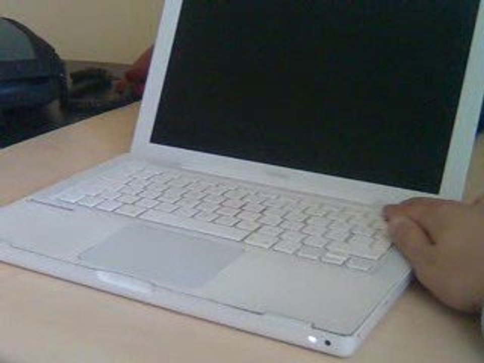 Macbook White, son nefesini veriyor masamda...