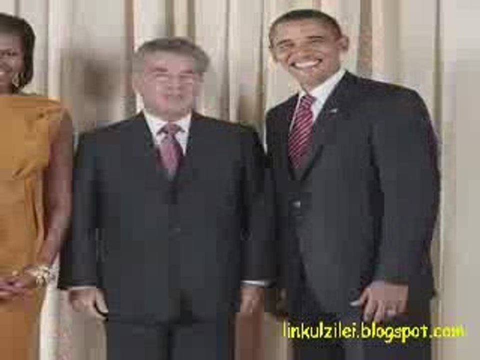 Obama makes the same face in every picture