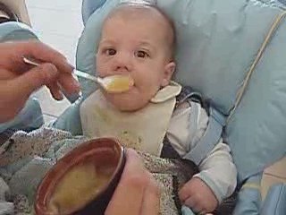 Noah mange de la compote