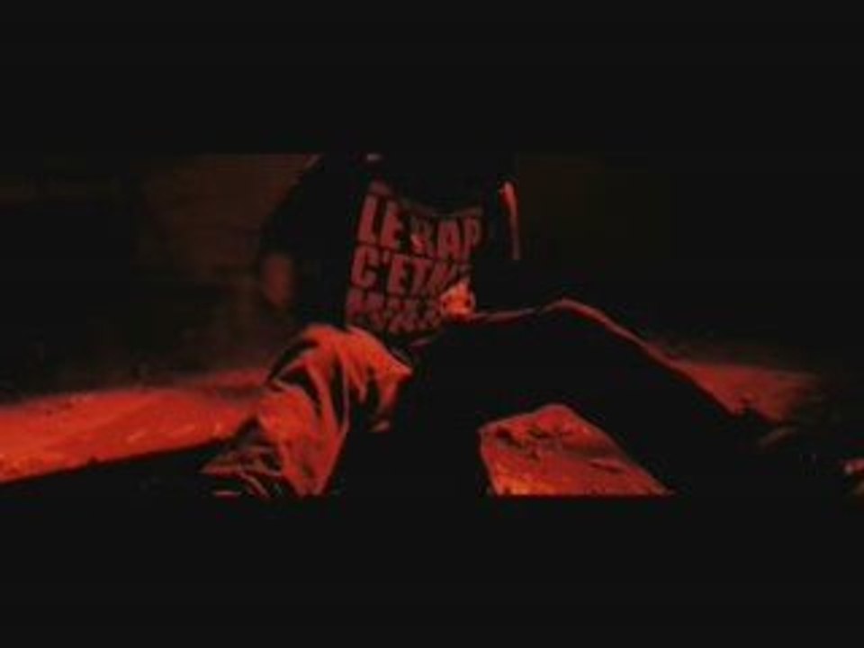 TEASER SALIF - A MA PLACE   CURRICULUM VITAL