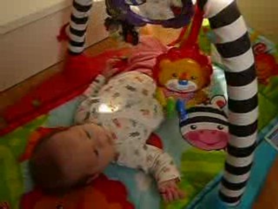 2009 09 28 Emie sous l arche de jeux