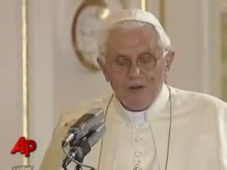 RAGNO SI ARRAMPICA SUL PAPA