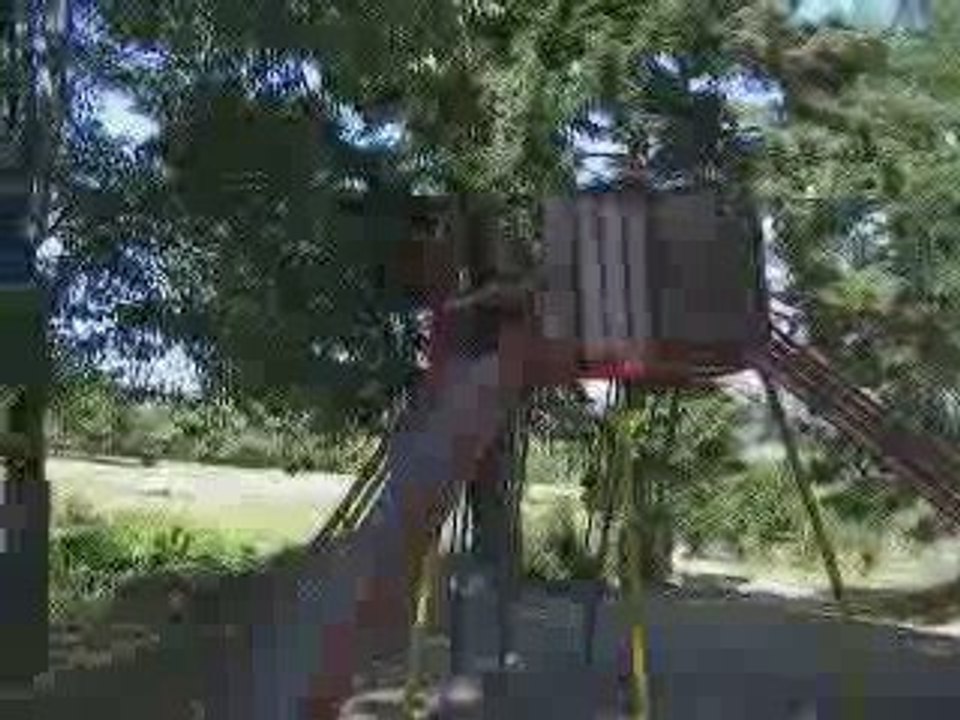 Louis fait du grand toboggan