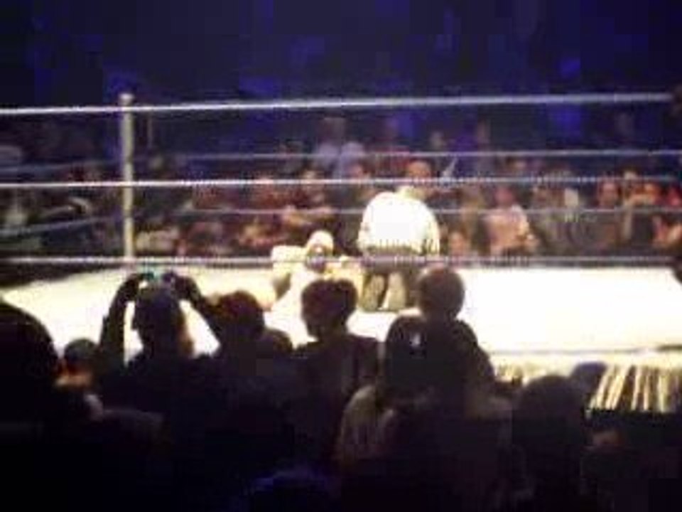 Bercy 27/09/2009 - Smackdown/ECW - Big Show fête sa victoire