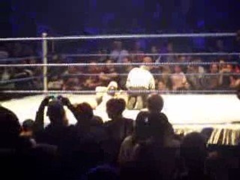 Bercy 27/09/2009 - Smackdown/ECW - Big Show fête sa victoire