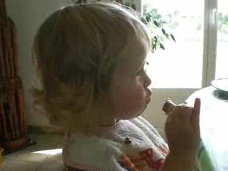 Célia mange une glace