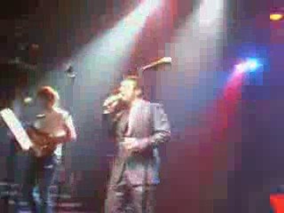 Dermot O Leary sings with Rock Idol