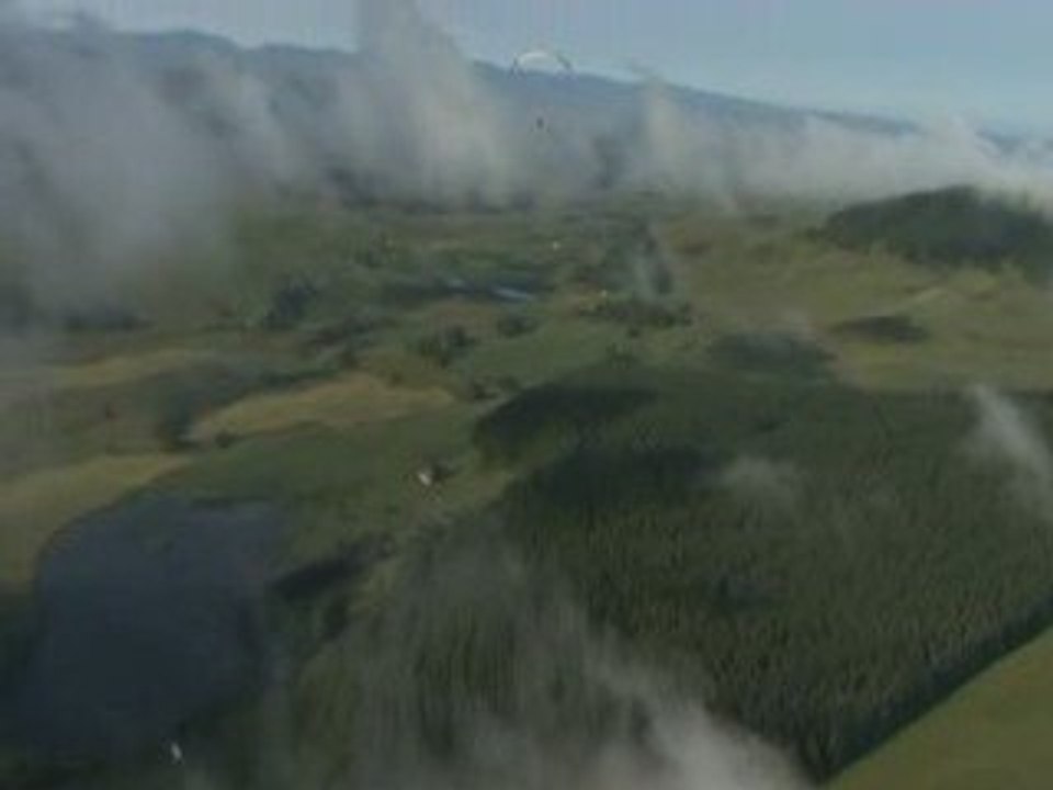 Vol au dessus des Lacs d'Auvergne