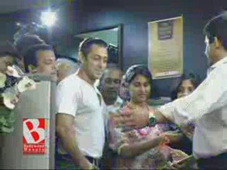 Salman bhai Travels In a Local Train