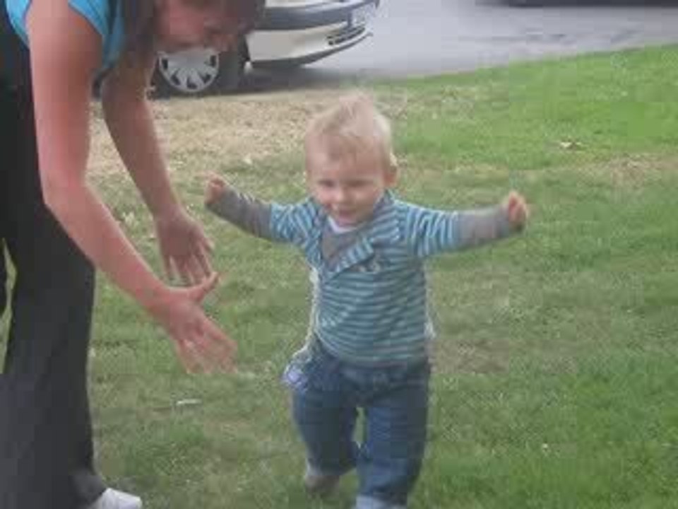 ses premier pas a 10 mois