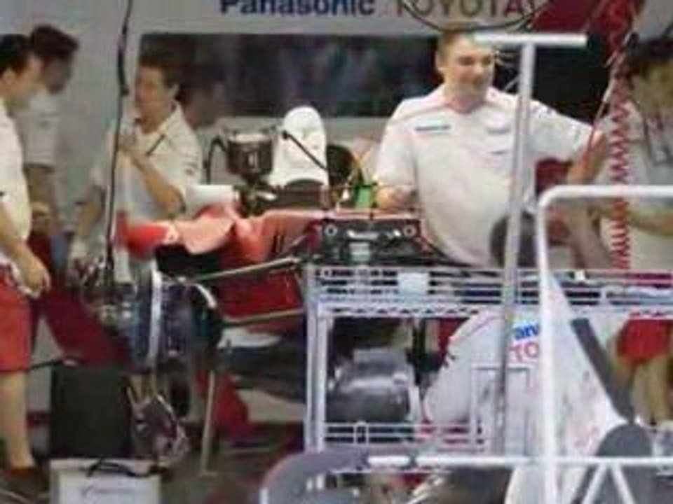 F1 Japanese GP 2009 Suzuka pit area 10/1/09