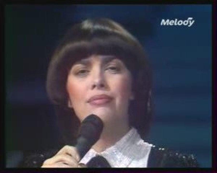 MIREILLE MATHIEU UNE FEMME AMOUREUSE