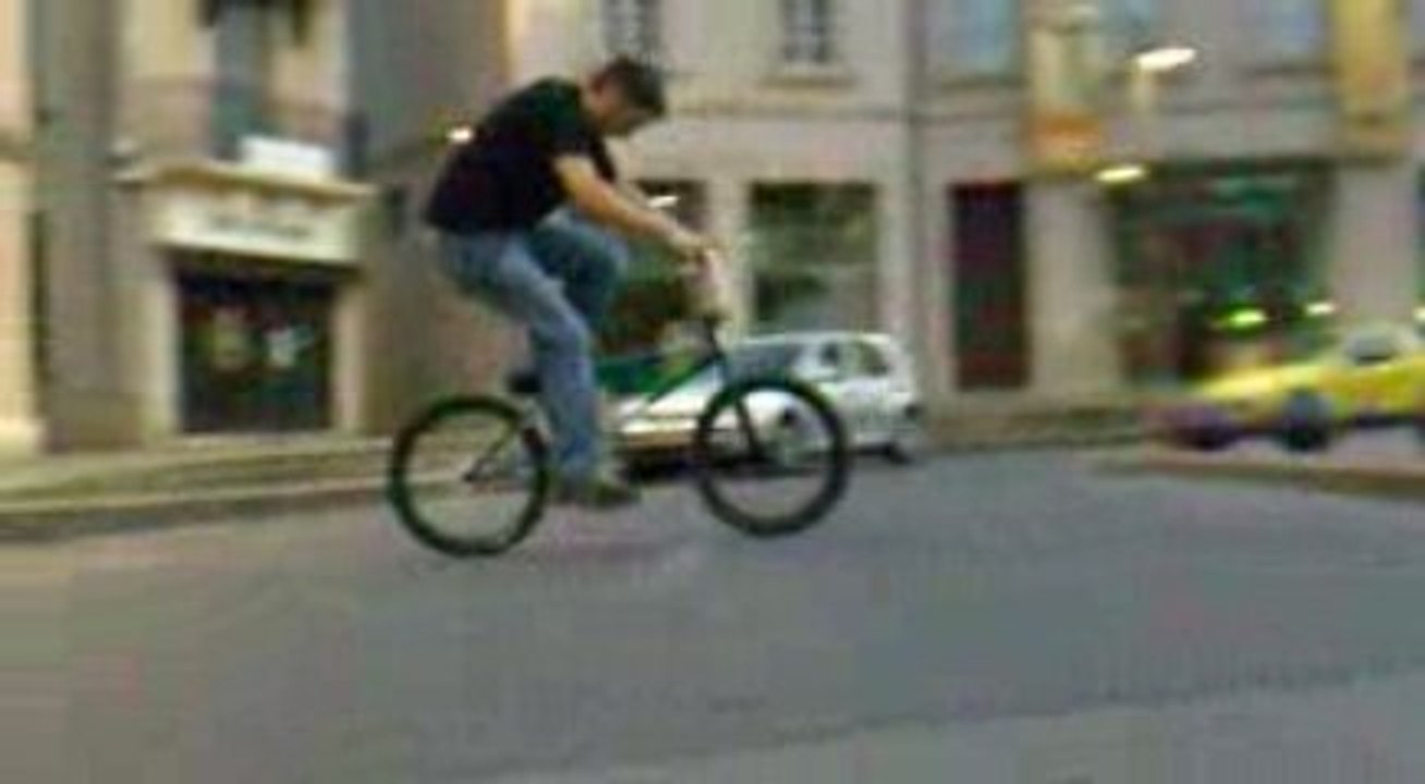 180 to fakie to 180 out BMX