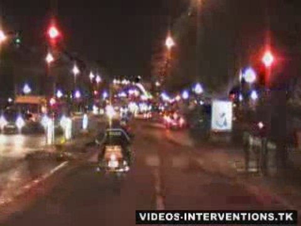 SAMU avec escorte de police.