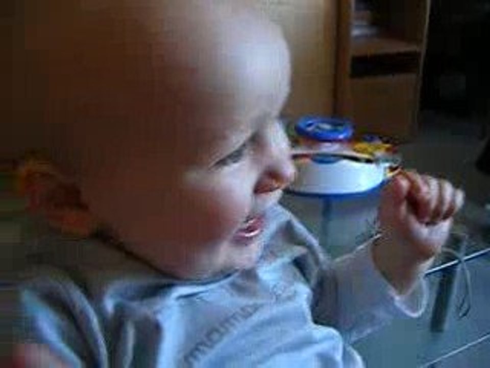 Yanis rigole  sa cousine tombe