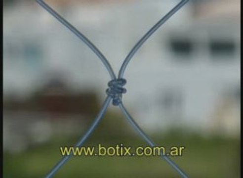 Balcon con cerramiento de red por plaga de palomas