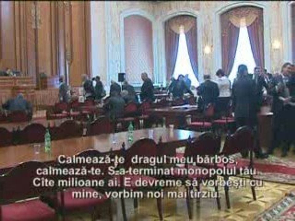 Schimb de replici intre liberali si comunisti