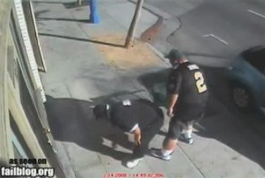 régis tombe d'une chaise