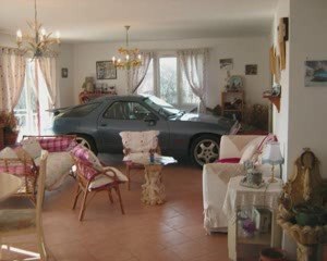 PORSCHE 928 GT S4 DANS LE SALON