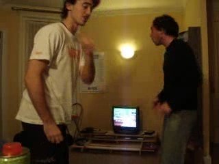 Bret et Léo aux Champs-élysées