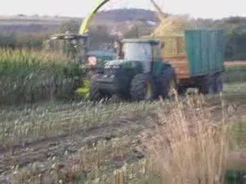 ensileuse John Deere 7730 et John Deere 8100 + remorque