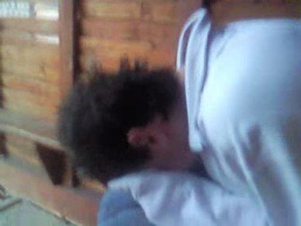 thomas qui veut rester cacher derrière ce mains ? mdr