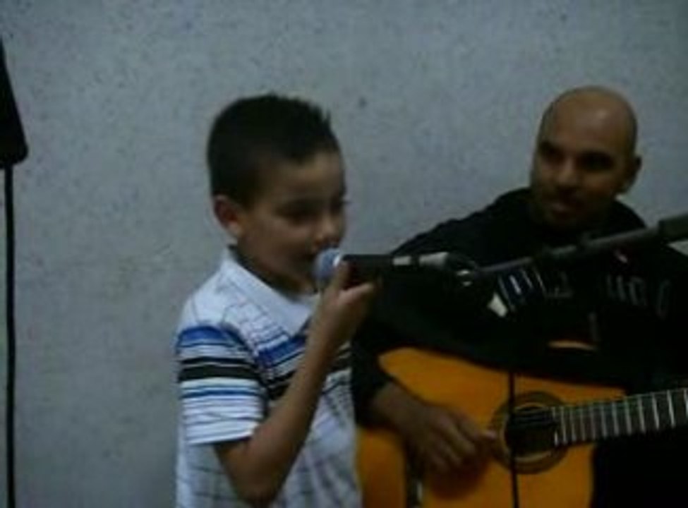 Mon p'tit frère qui chante ^^