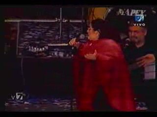 Mercedes Sosa sings "sube" at Plaza de Mayo, 2006