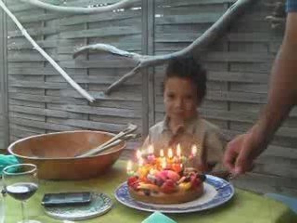 Johan WARRAND souffle les bougies de son non anniversaire