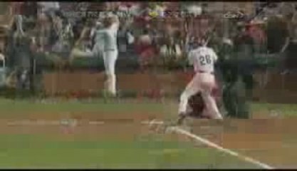 baseball usa : petite fille redonne la balle