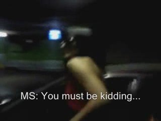 Monica Sanz en el parking del aeropuerto Madrid-Barajas ing.