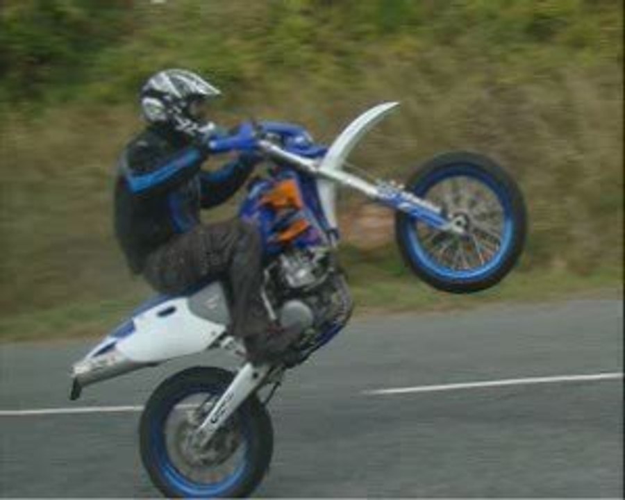 Wheeling d'aubergiste en 400 wrf supermotard!!