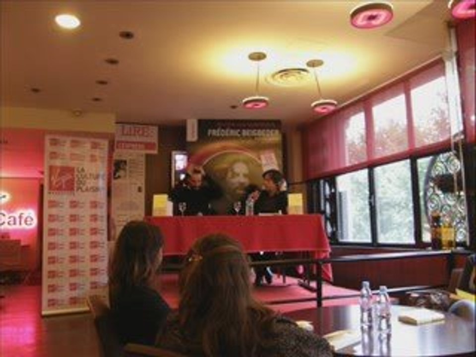 Frédéric Beigbeder en rencontre-dédicace au Virgin Megastore