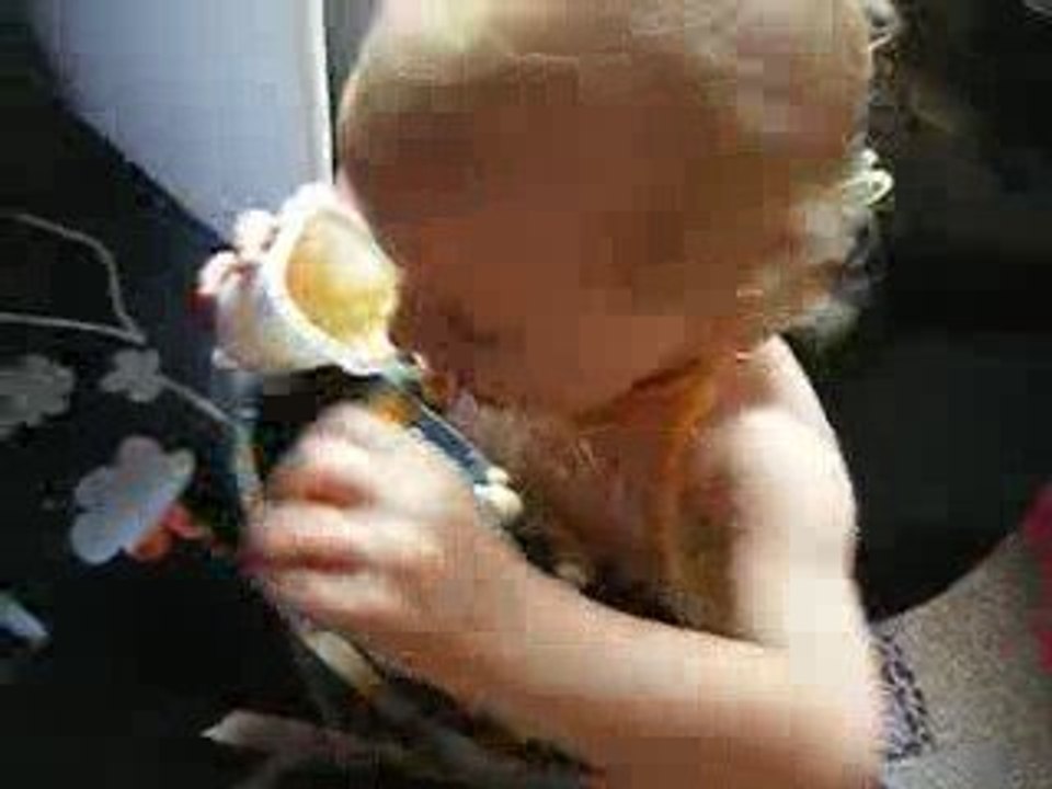 bébé et la compote