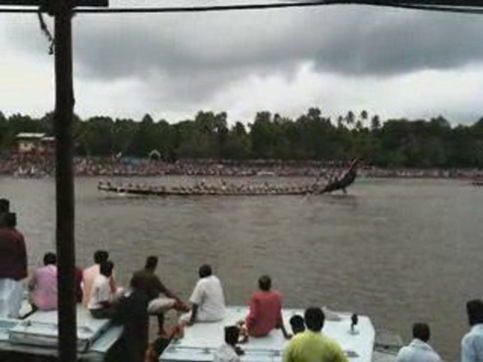 Compétitions de bateaux-serpents à Aranmula (Kerala)