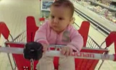 bébé fait ses courses