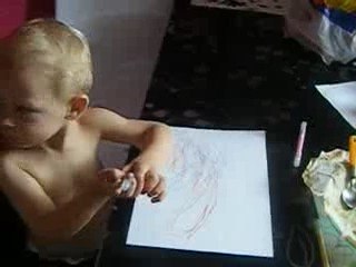bébé dessine (19mois, sest ouvrir et refermé les feutres)