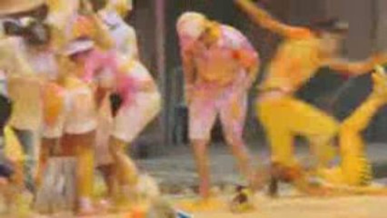 Massive paint fight in Brazil for Samsung Corby