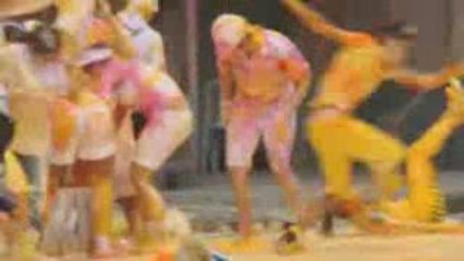 Massive paint fight in Brazil for Samsung Corby