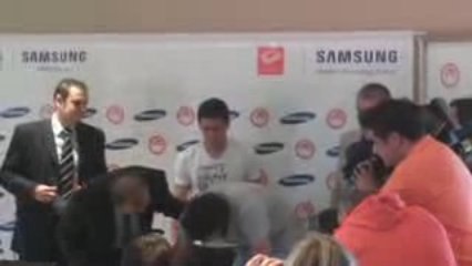 Οι παίκτες υπογράφουν τη φανέλα της Samsung