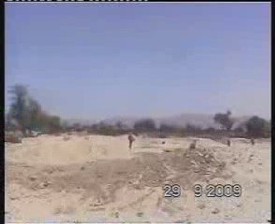 الجنود اليمنيون يطهرون إحدى المناطق من الأرهابيين الحوثيين