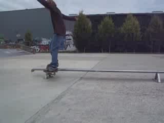 Moi en skate (Boarslide) sur presque toute la barre