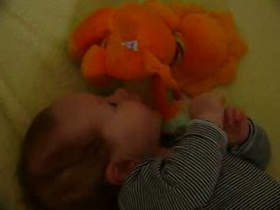 2009 10 05 Emie gazouille avec le lion doudou