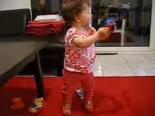 Madame tient sur ses jambes