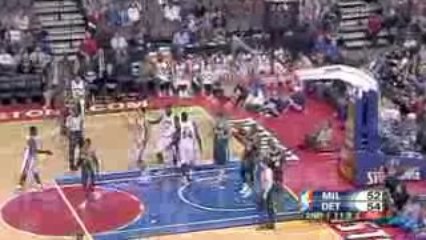 Austin Daye gets the layup and the foul