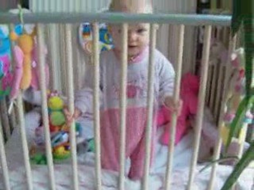 florine se met debout dans son parc