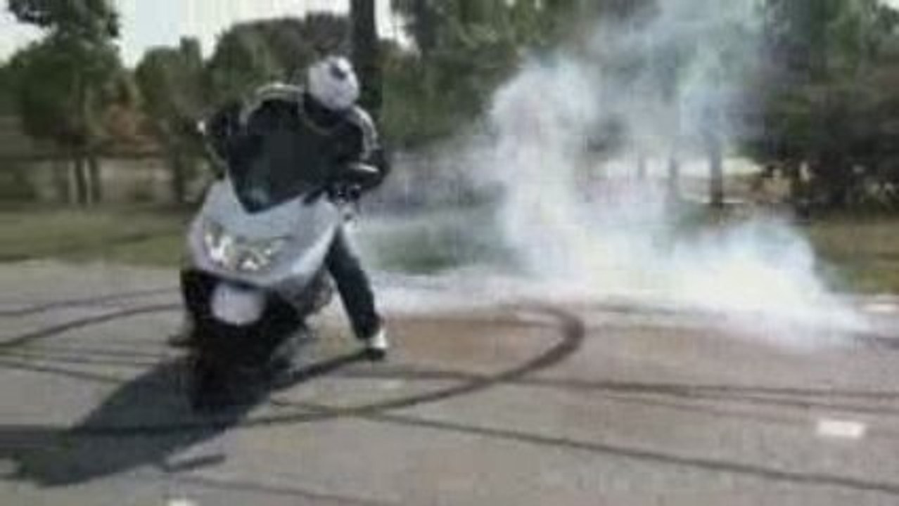 Freddy Prieto - Stunt tmax 500 - training burn et wheeling